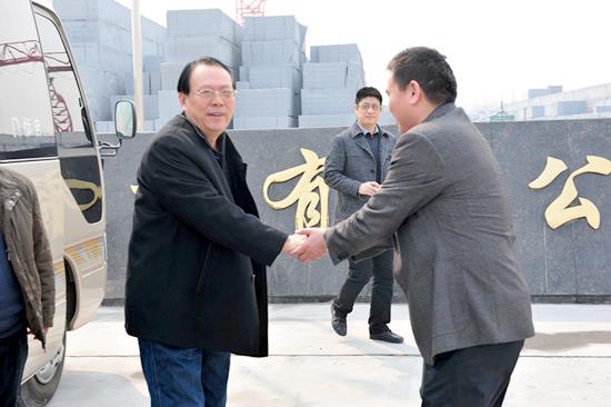 濮陽(yáng)市住建局、墻改辦等領(lǐng)導(dǎo)一行蒞臨我司視察1   2012年3月21日濮陽(yáng)市住建局、墻改辦等領(lǐng)導(dǎo)一行蒞臨我司視察